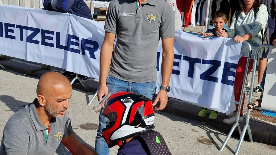 L’istruttore Cruciani con uno dei giovani che hanno provato Hobby sport
