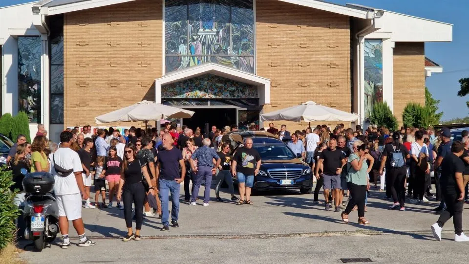 il funerale del piccolo Samuel