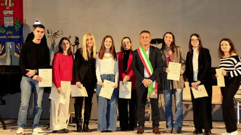 il sindaco e i ragazzi premiati
