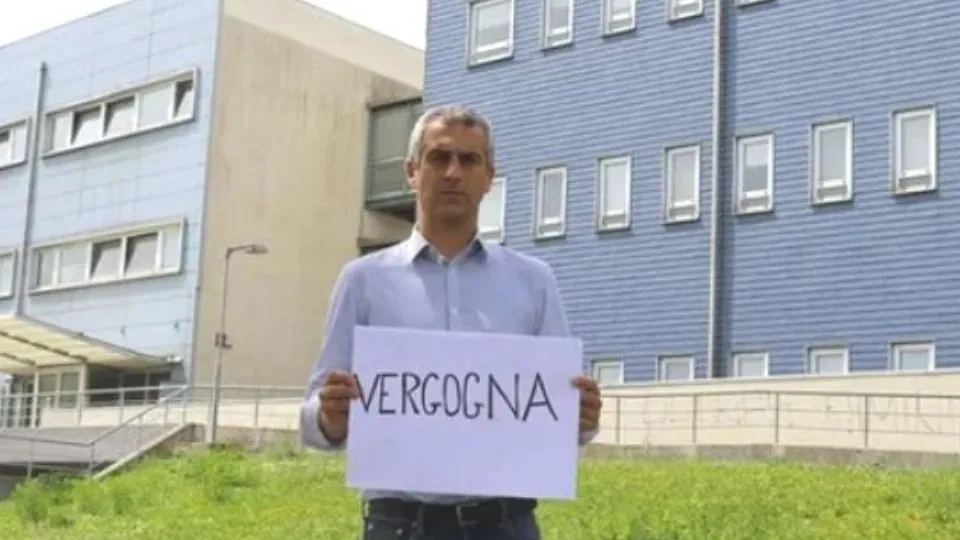 Sadegholvaad davanti all’edificio (repertorio)