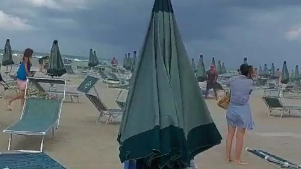il vento in spiaggia (@newsrimini)