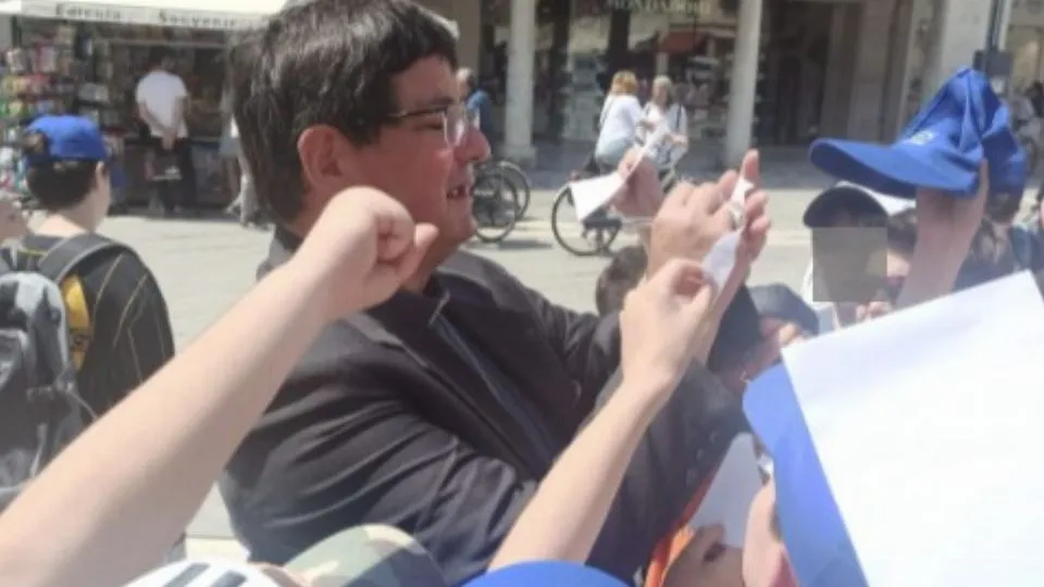 il vescovo versione ‘rockstar’ firma autografi a bambini a Rimini
