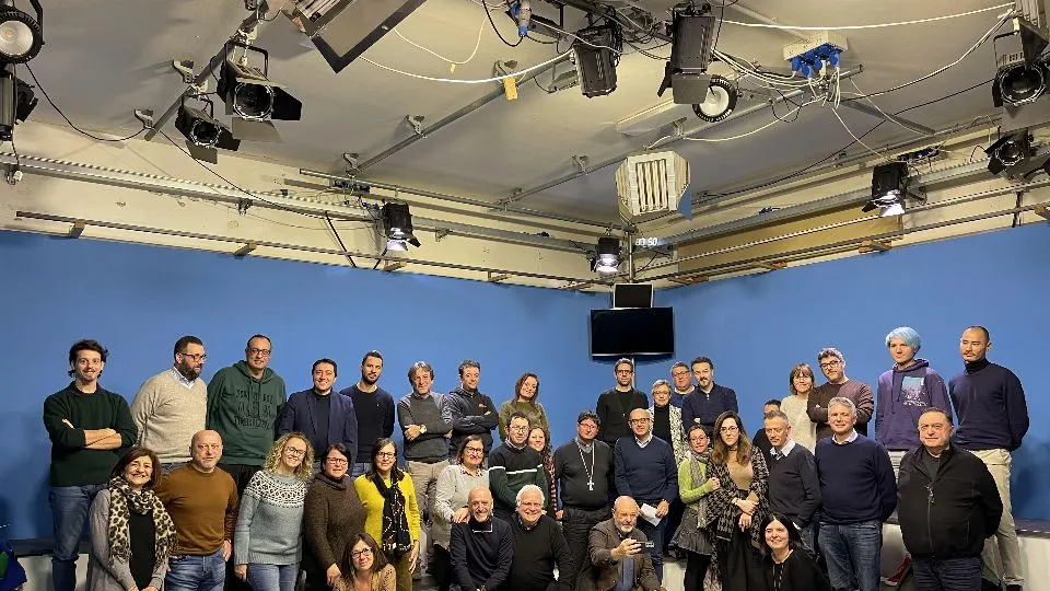 il gruppo dei dipendenti dei media della Diocesi insieme al Vescovo Nicolò
