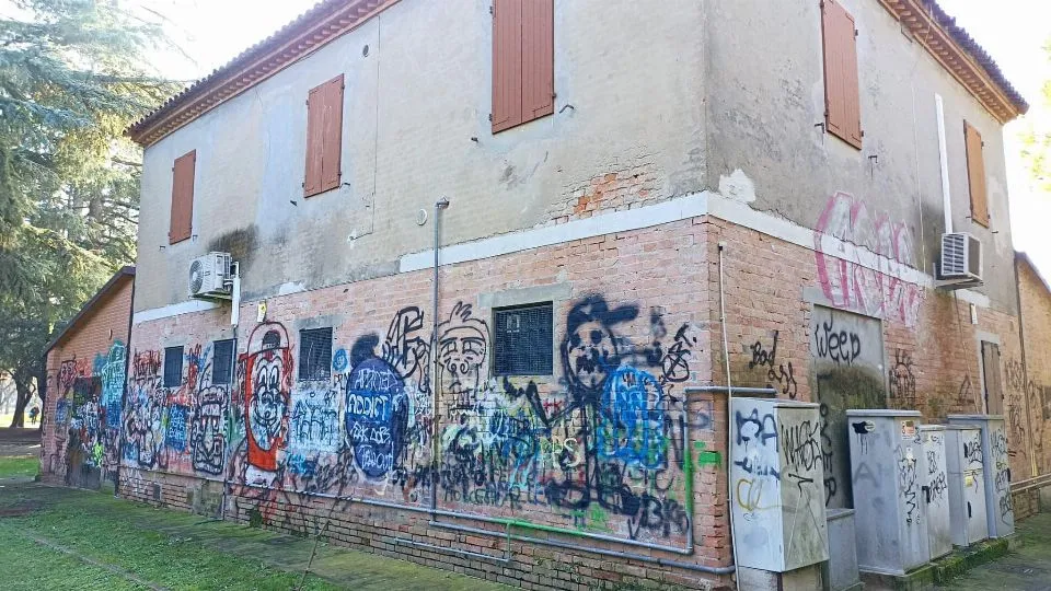 la sede imbrattata (dal FB Famija Arciunesa)