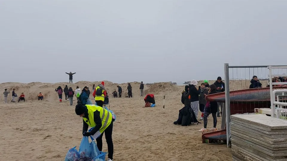 un momento della raccolta rifiuti in spiaggia