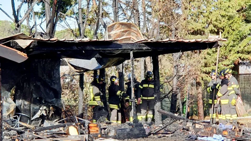 i vigili del fuoco e il capanno in cenere (foto Migliorini)