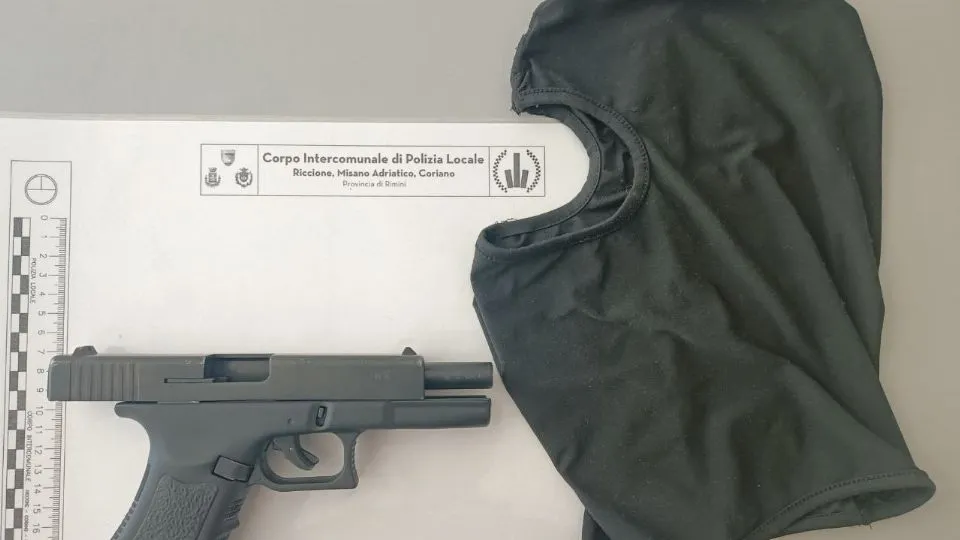 la pistola e il passamontagna trovati
