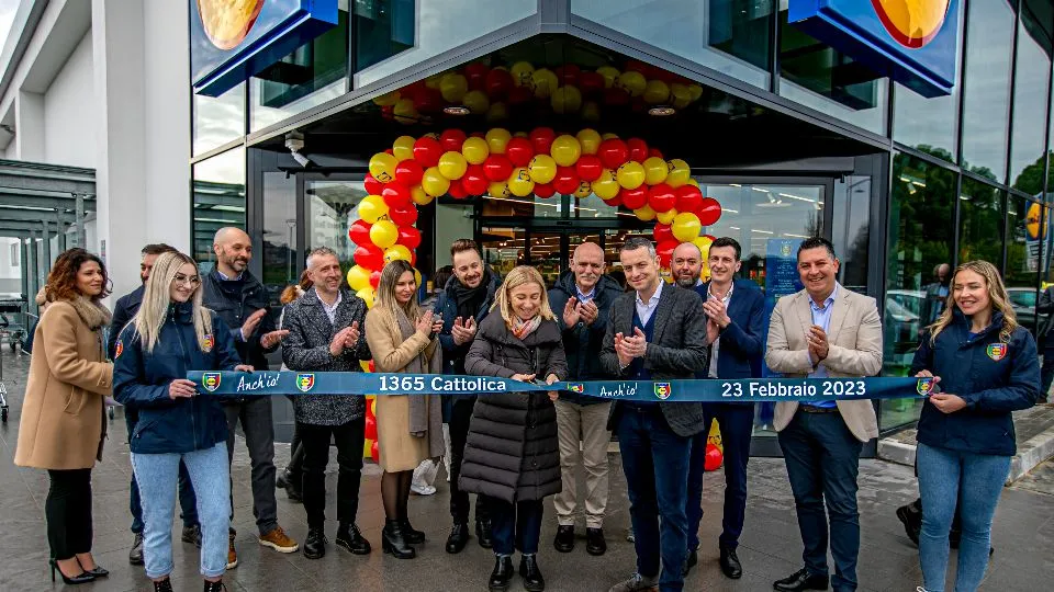 il taglio del nastro del Lidl di Cattolica
