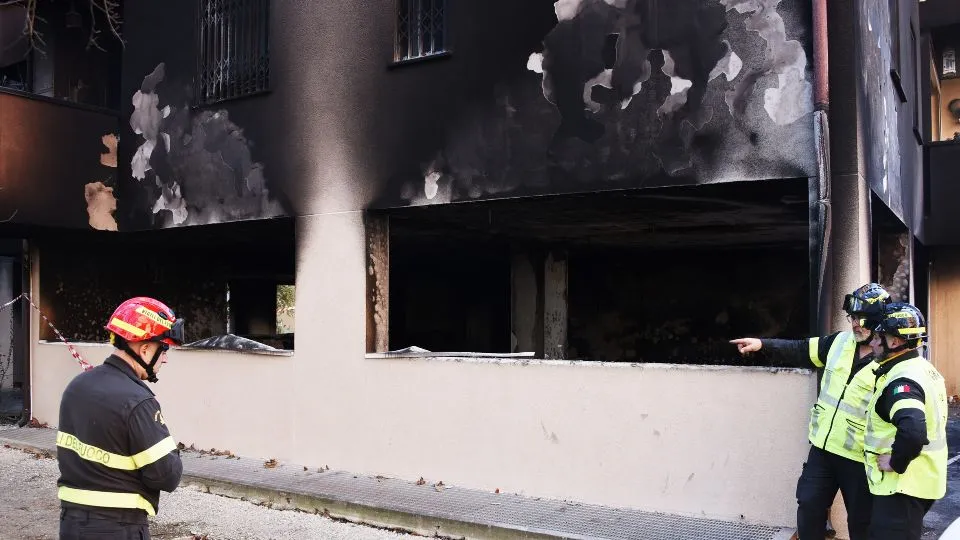 la facciata del palazzo annerita dal fumo (foto Migliorini)
