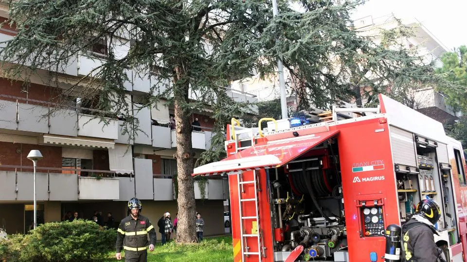 Incendio appartamento via Rosaspina (foto Adriapress)