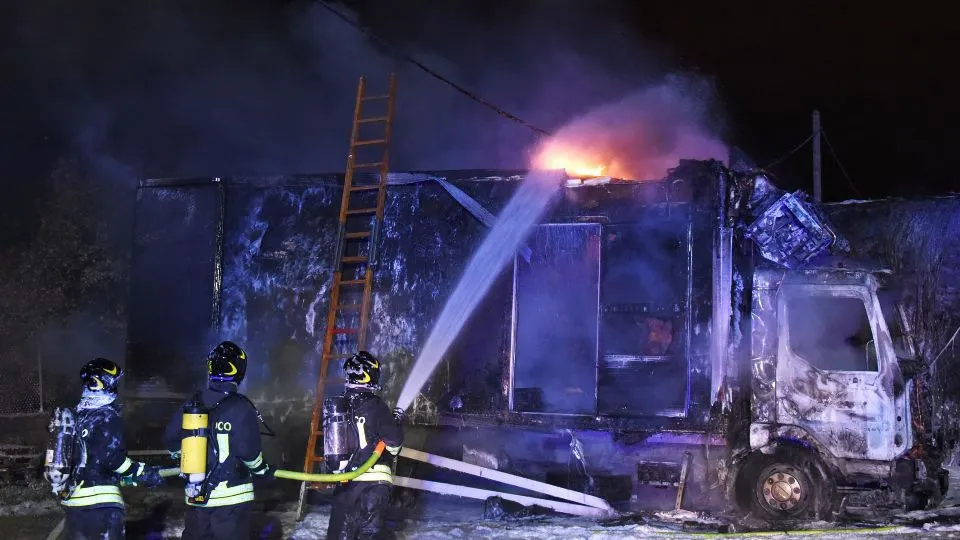 Rimini 20-11-2023 – Incendio camion via Grazia Verenin. © Manuel Migliorini Adriapress.
