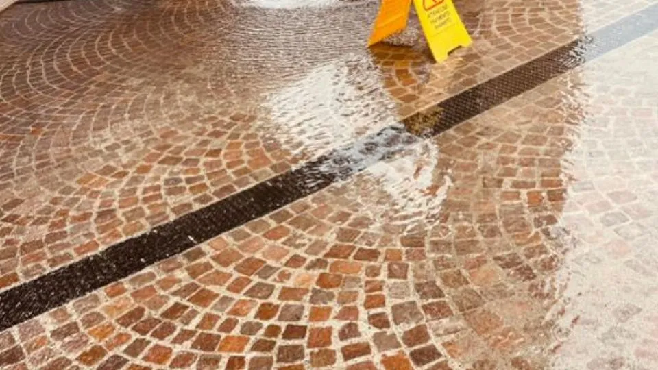 l’acqua in piazza Don Minzoni a Coriano
