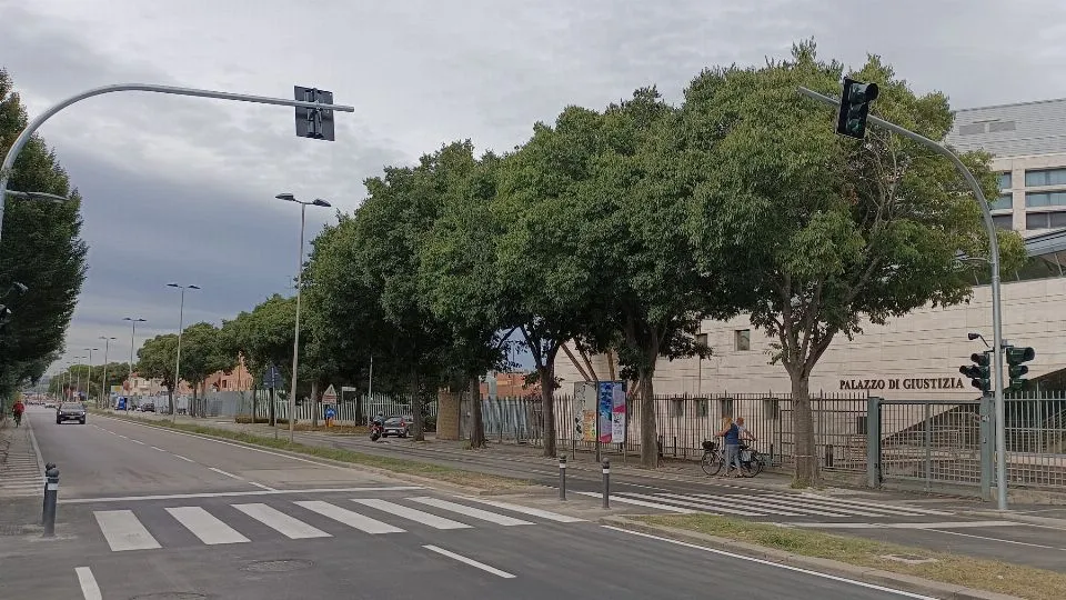 il semaforo a chiamata in via dalla Chiesa
