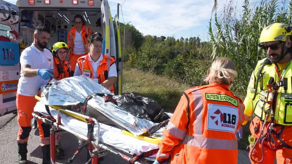 il ferito soccorso dal 118 (foto Migliorini)
