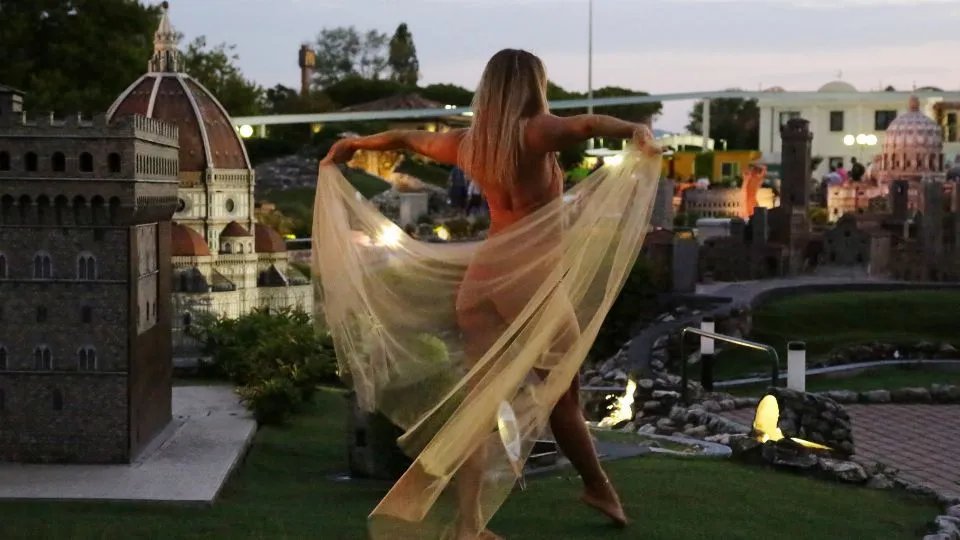 artisti all’opera nelle serate di Italia in Miniatura
