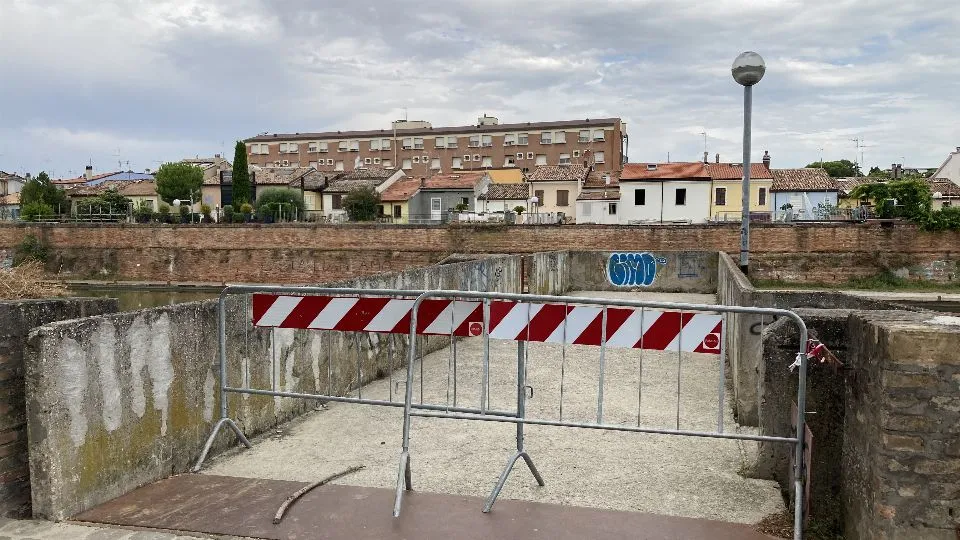 transenne sulle banchine del ponte di Tiberio