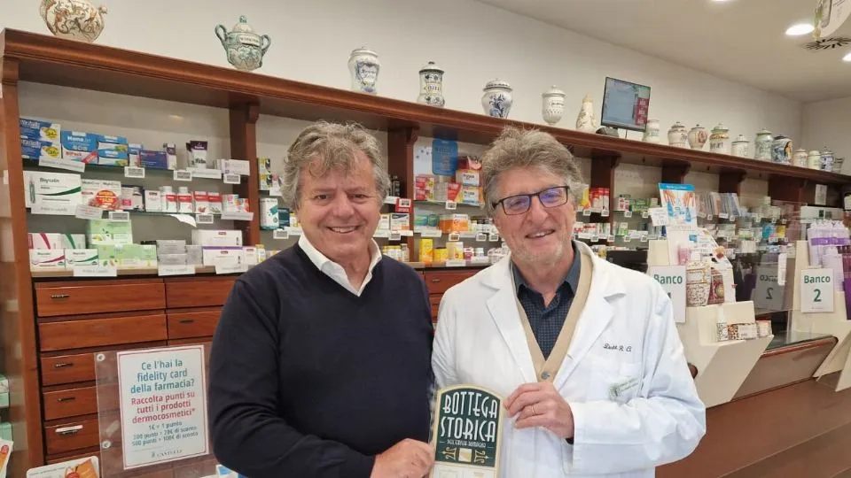 La consegna della targa alla farmacia Cantelli