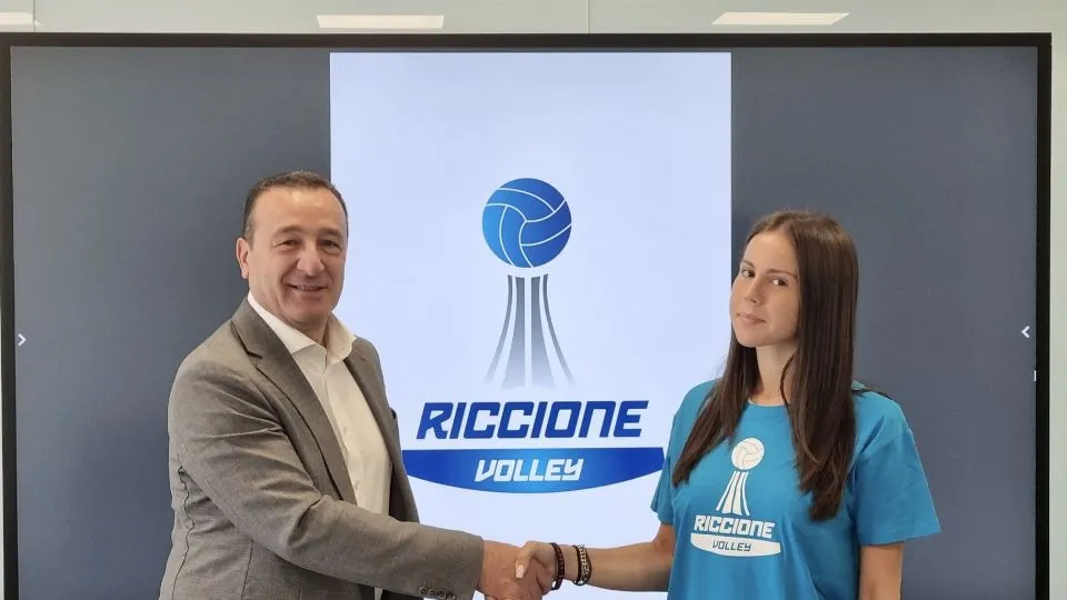 La stretta di mano tra Federica Calzolari ed il DS del Riccione Volley, Sanzio Sacchetti