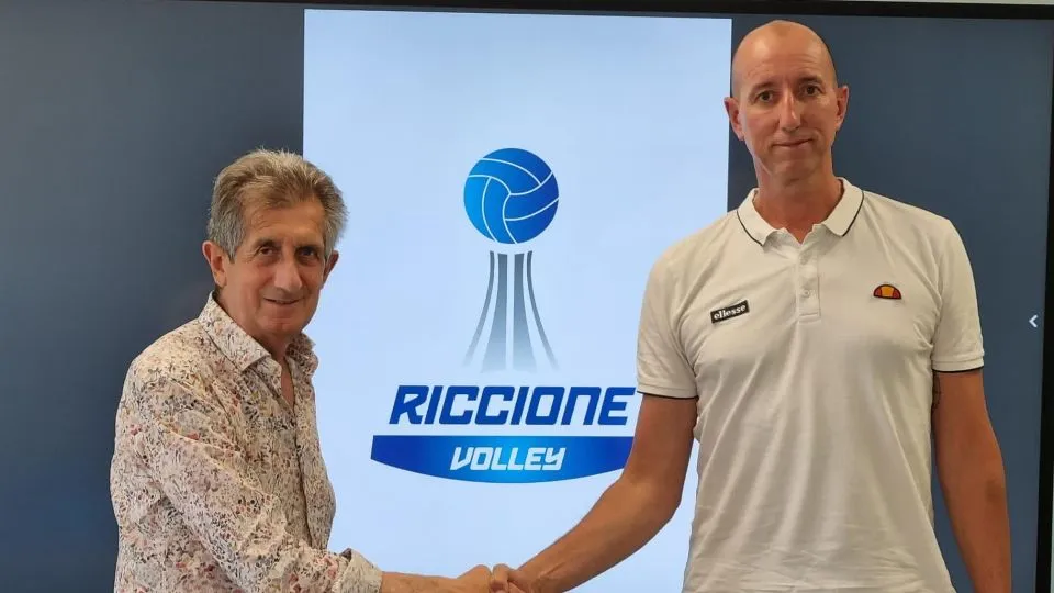 La stretta di mano tra il presidente Giuseppe Tontini ed il coach Michele Piraccini