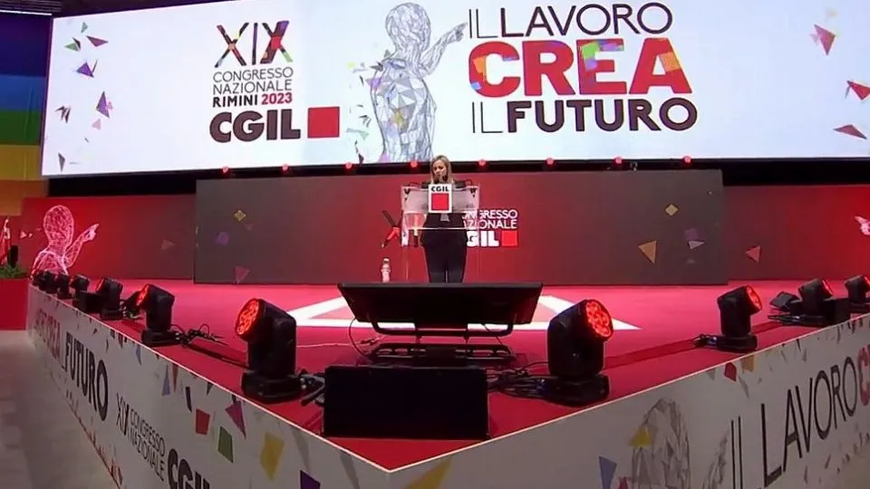 Giorgia Meloni sul palco della Cgil