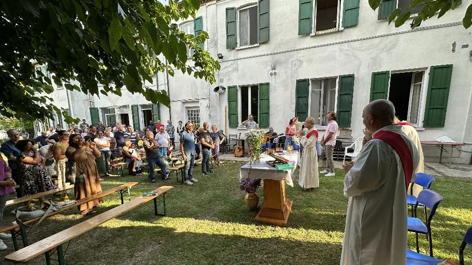 la celebrazione nel giardino di Casa Betania