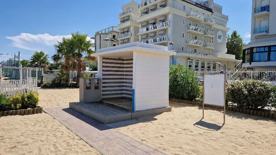 le docce del Bagno 118 dove è avvenuta l’aggressione (foto Newsrimini)