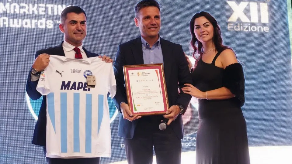 Donato Alfani, Presidente Italian Sports Award, premia Francesco Cesarini della Riccione Calcio 1926