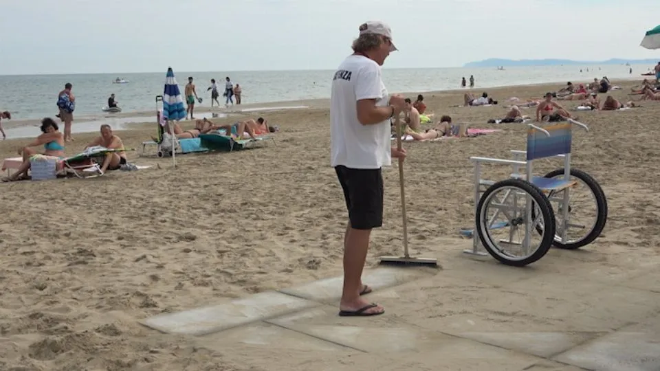 la spiaggia libera oggi con la carrozzina della coop. Ondanomala (@newsrimini)