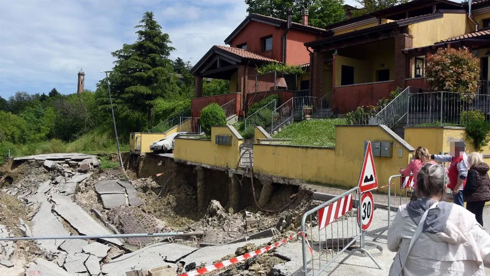 la frana davanti alle villette a Montescudo (foto Migliorini)