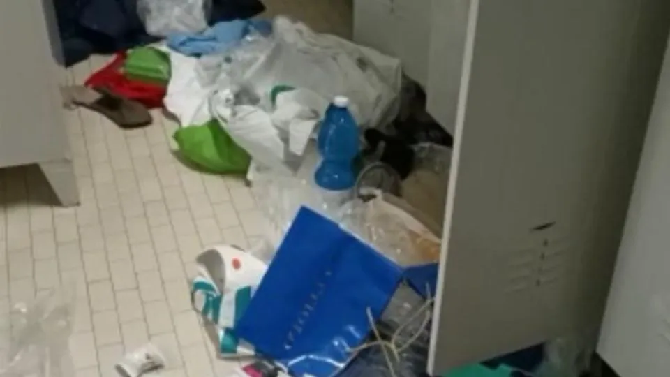 Gli armadietti a soqquadro