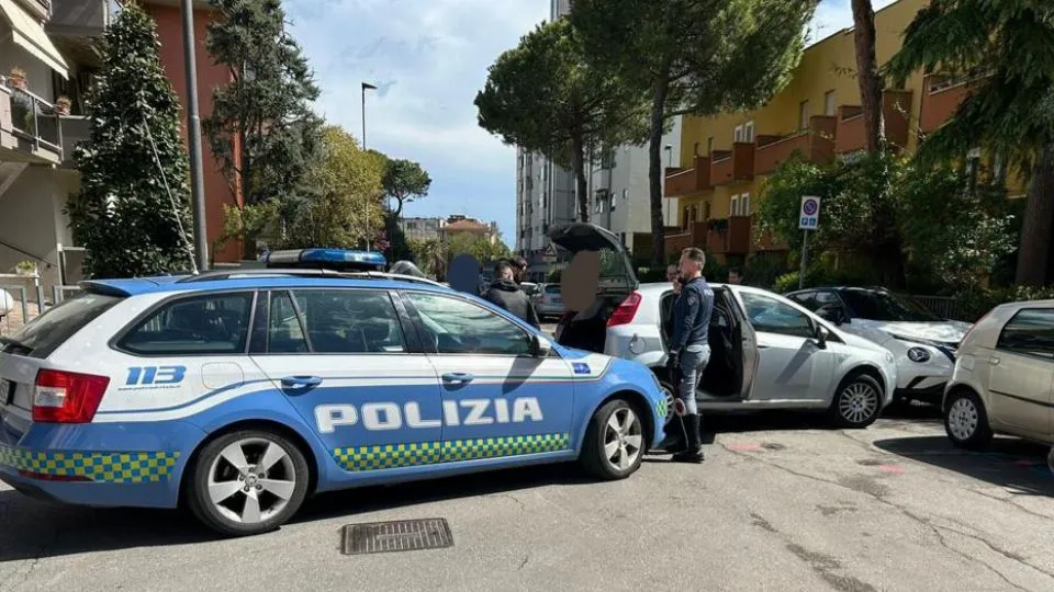 La Punto dei fuggitivi e la vettura della Polstrada