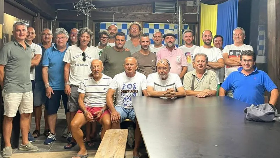 In foto lo staff dirigenziale con Bianchi in pantaloncini rossi