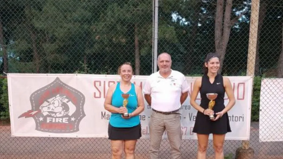 Le finaliste del torneo di 4a con il giudice di sedia Andrea Bellelli