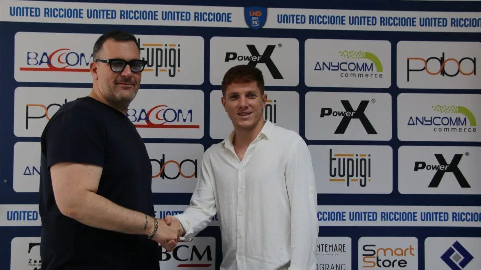 La stretta di mano tra Lorenzo Pellacani ed il Presidente dello United Riccione, Pasquale Cassese