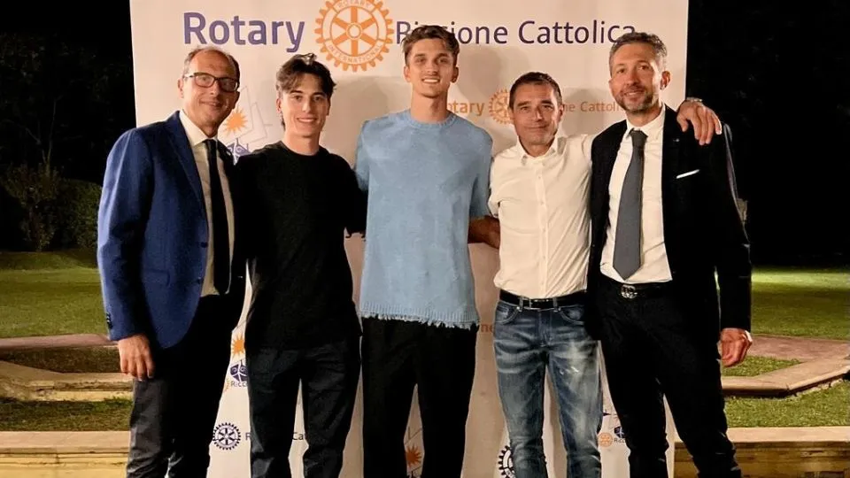 Il presidente del club Stefano Bizzocchi, Mattia Casadei, Luca Marini, Mauro Sanchini e il socio del club Mauro Gualtieri