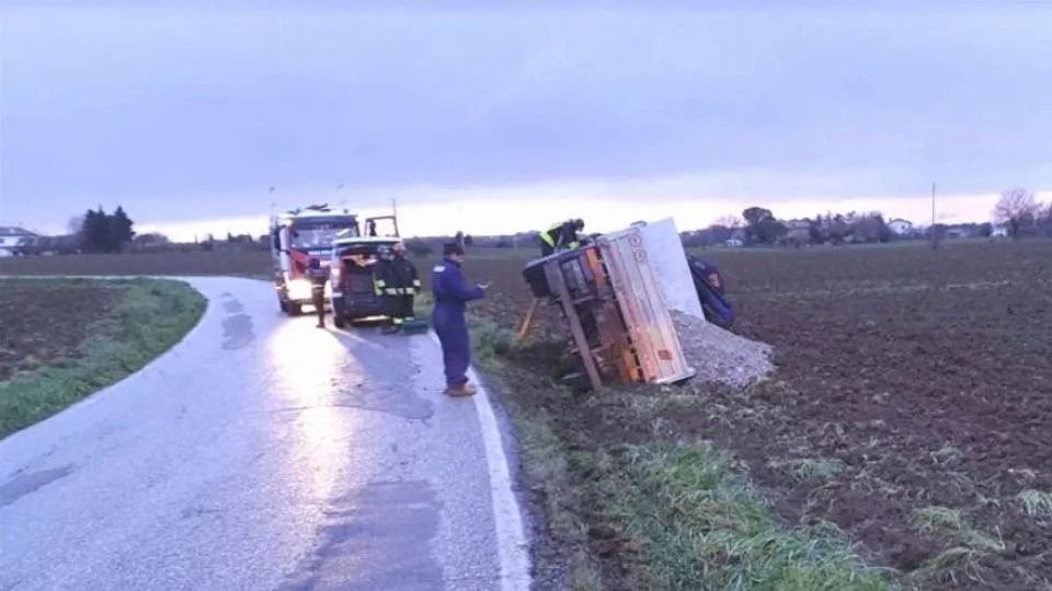 il camion fuori strada