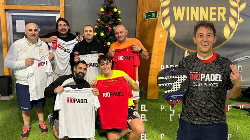 Marco Fravisini e (a sinistra) i finalisti del torneo giallo maschile