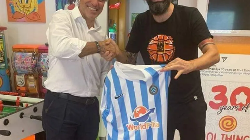 La stretta di mano tra Mario Fucili ed il presidente della Victor San Marino, Luca Della Balda
