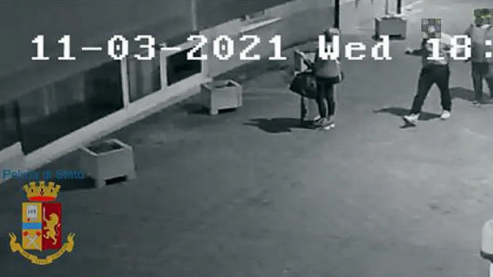 tre dei quattro autori del pestaggio ripresi dalle telecamere