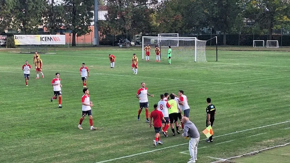 Russo festeggiato dai compagni dopo il gol dell’1-1