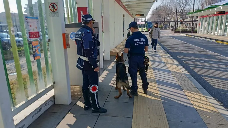alcuni controlli alla fermata del metromare (repertorio)