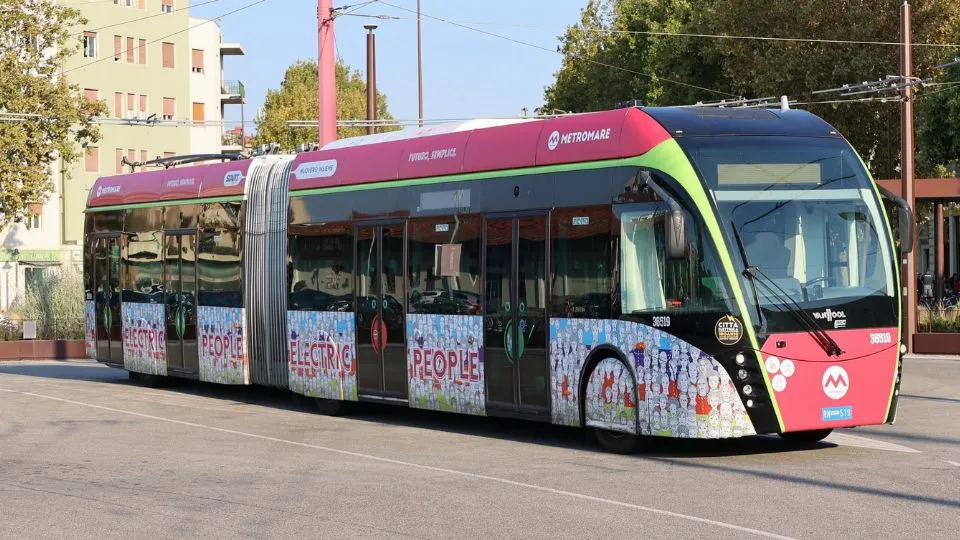 un mezzo full electric del Metromare
