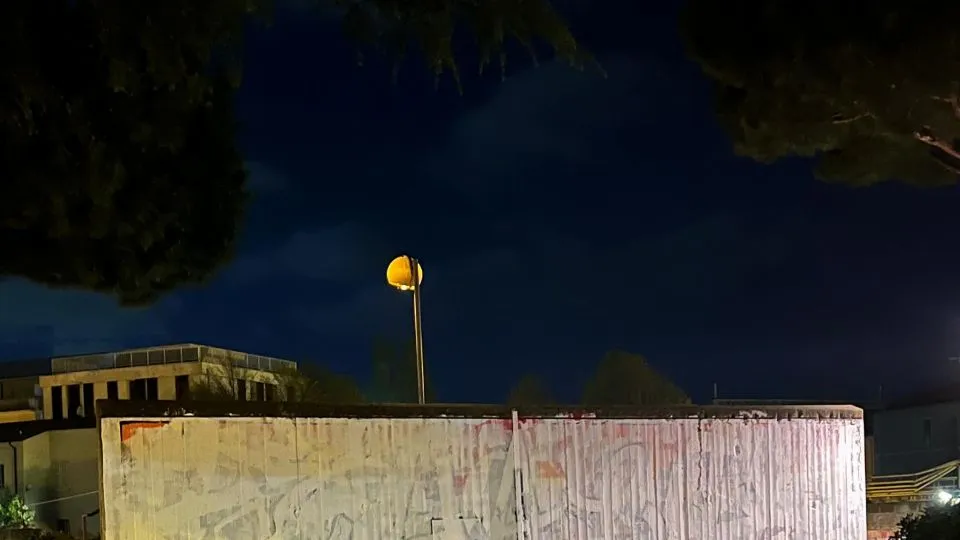 prima dell’alba, il murales era già stato cancellato