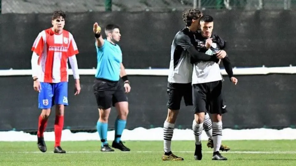 Semprini abbraccia Ura dopo un gol (Foto @FSGC)