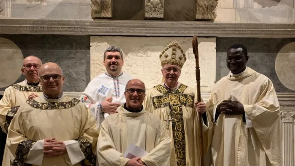 i celebranti insieme al vescovo
