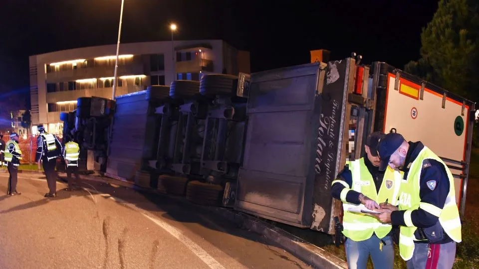 Camion ribaltato alla rotonda San Lorenzo SS 16 Riccione (foto Adriapress)