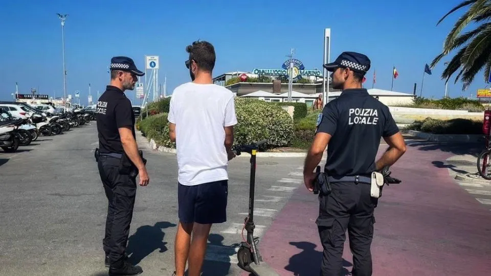 la polizia Locale controlla il conducente di un monopattino