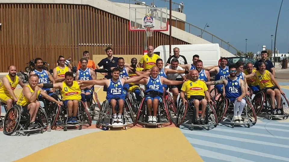 I giocatori di NTS Riviera Basket Rimini e Olympic Verona