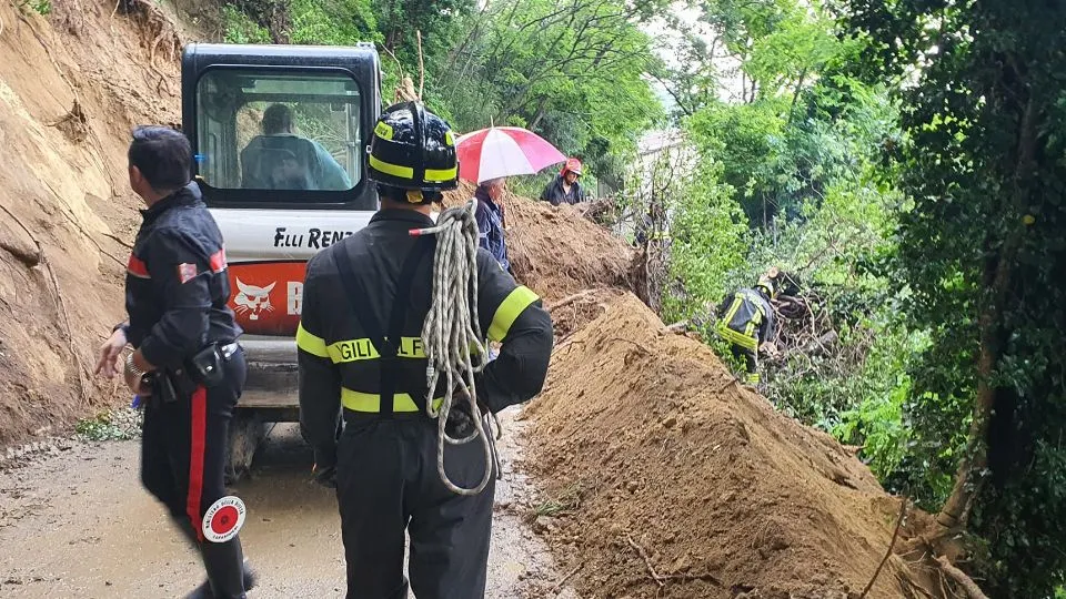 i vigili del fuoco al lavoro con la pala meccanica