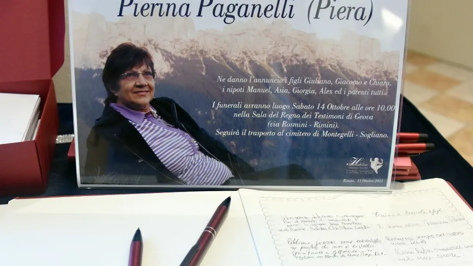 Il manifesto funebre che ritrae Pierina Paganelli (foto Migliorini)

